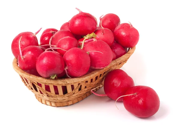 Radijs in een rieten mand geïsoleerd op witte achtergrond — Stockfoto