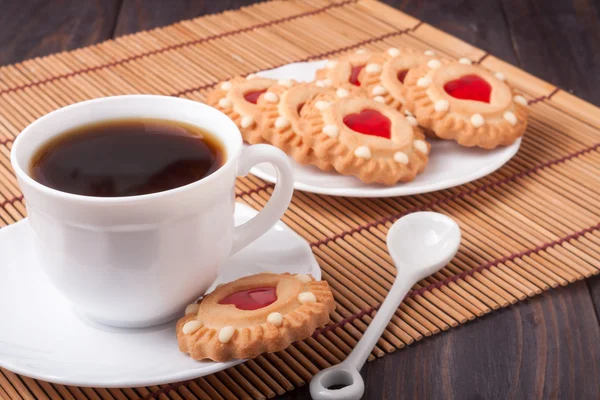 心ゼリーとコーヒー竹ナプキンのカップとクッキー — ストック写真