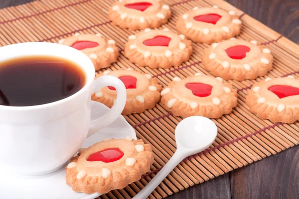 Cookie-t a szív zselés és csésze kávé bambusz szalvéta — Stock Fotó