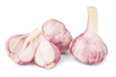 Beyaz arka plan üzerinde izole üç taze sarımsak kafa