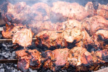 şiş kebap domuz eti şiş üzerinde üzerinde kömür ızgara