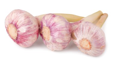 Beyaz arka plan üzerinde izole üç taze sarımsak kafa