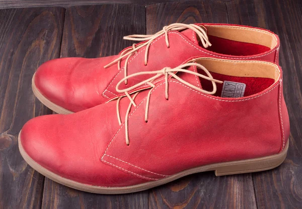 Röd Dam Läder skor med skosnören på trä bakgrund — Stockfoto