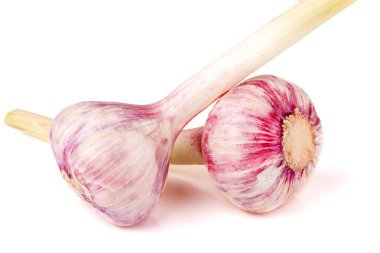 iki taze sarımsak baş beyaz arka plan üzerinde izole