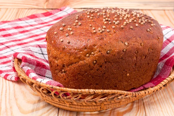 검은 빵과 신선한 고 수 근접 촬영 — 스톡 사진