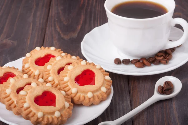 木製のテーブルにクッキーと豆のコーヒー カップ — ストック写真