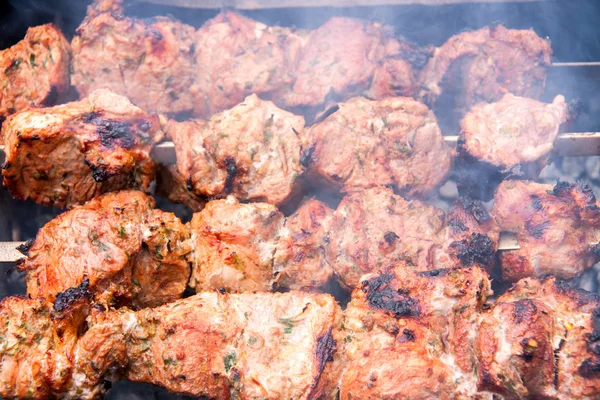 Egy shish kebab sertéshús nyárson grill faszén felett — Stock Fotó