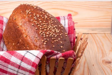 Siyah ekmek taze kişniş closeup ile