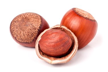 Beyaz arka plan üzerinde yakın çekim makro izole üç fındık