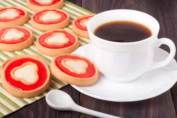 竹のナプキンにコーヒー ゼリーとクッキー — ストック写真