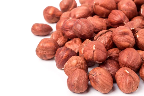 Avellanas peladas aisladas sobre fondo blanco macro — Foto de Stock