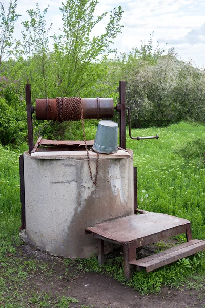 Vecchio pozzo con acqua nel villaggio — Foto Stock