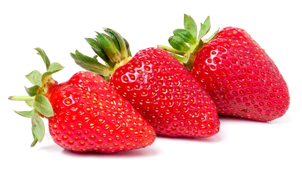 Tres fresas aisladas sobre fondo blanco macro de cerca — Foto de Stock