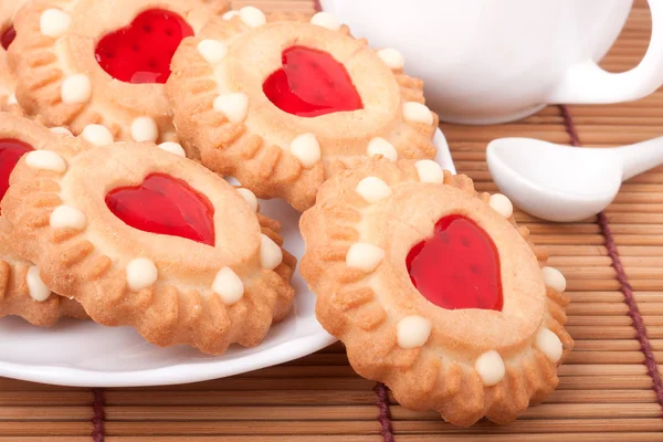 Biscotto con gelatina di cuore e tazza di tovagliolo di bambù di caffè — Foto Stock