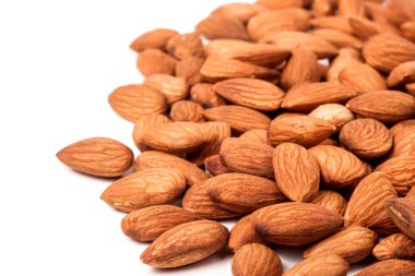 Beyaz bir arka plan üzerinde izole soyulmuş badem