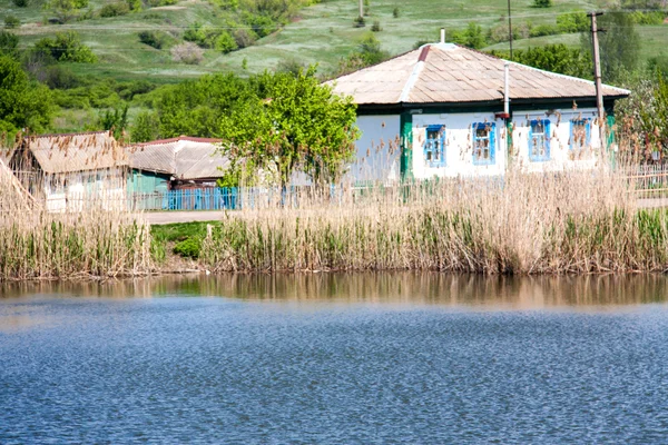池、ヤナギ、葦、古い家と農村景観 — ストック写真