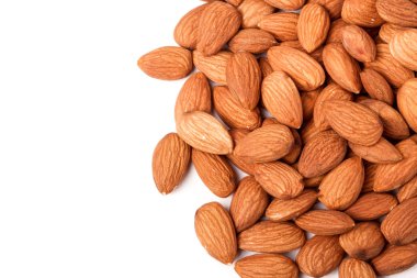 Beyaz bir arka plan üzerinde izole soyulmuş badem