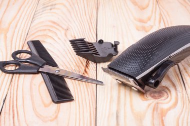 saç kesici tarak ve ahşap arka plan için makaslar