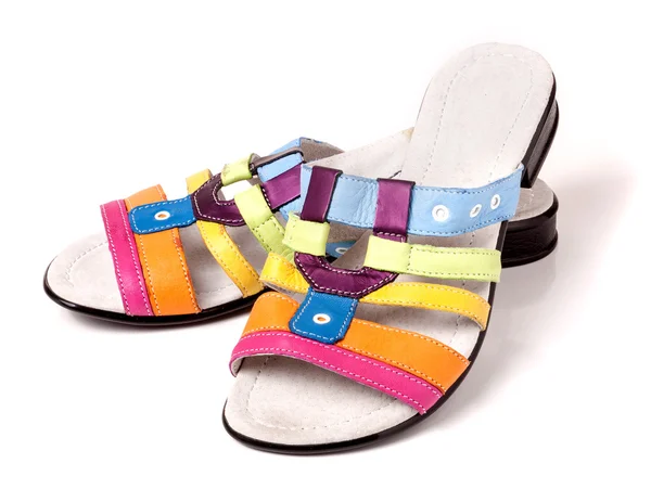 Barevné ženské sandály izolovaných na bílém pozadí — Stock fotografie
