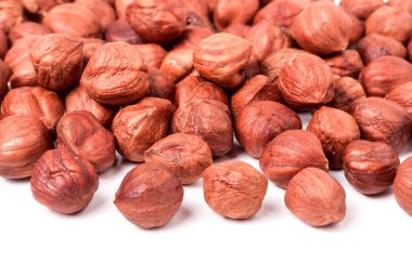 Beyaz arka plan makro'izole soyulmuş fındık