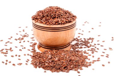 ahşap bir kasede beyaz arka plan üzerinde izole keten