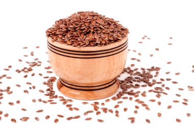 ahşap bir kasede beyaz arka plan üzerinde izole keten