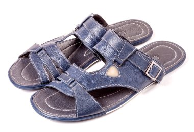 Beyaz arka plan üzerinde izole Mens yaz mavi deri sandalet
