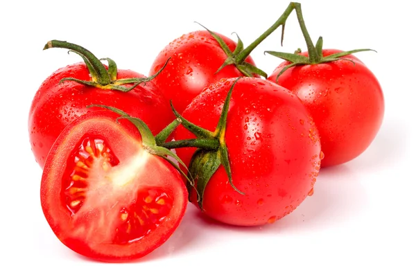 Quatro tomates e metade com gotas de água isolado fundo branco — Fotografia de Stock
