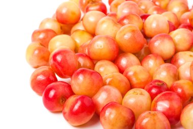 Beyaz arkaplanda izole edilmiş sarı kirazlar