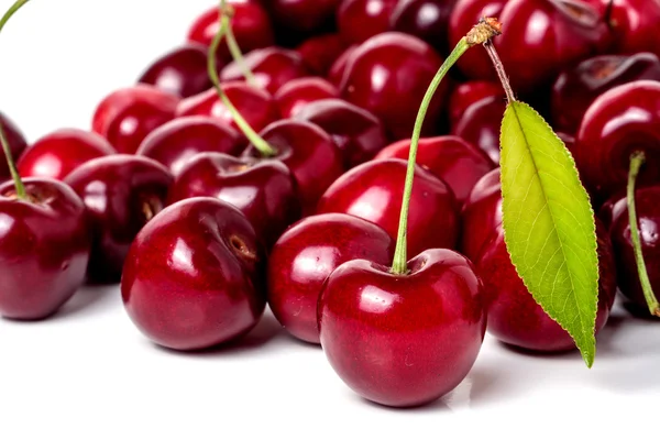 Red cherry s listy izolované na bílém pozadí — Stock fotografie