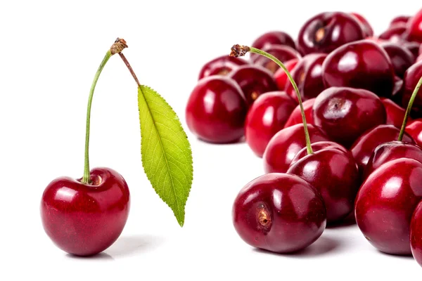 Cereza roja con hoja aislada sobre fondo blanco — Foto de Stock