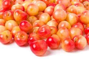 Beyaz arkaplanda izole edilmiş sarı kirazlar