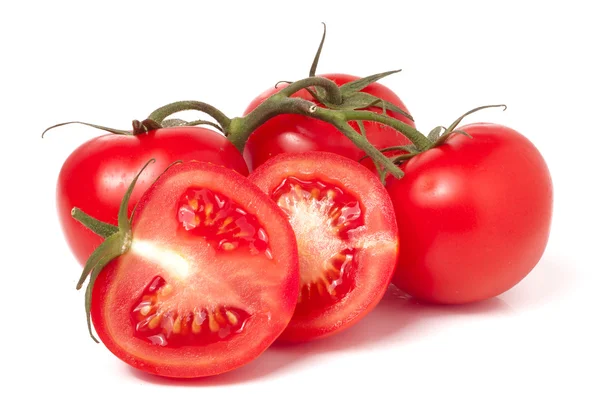 Ramo de tomate e duas metades isoladas sobre fundo branco — Fotografia de Stock