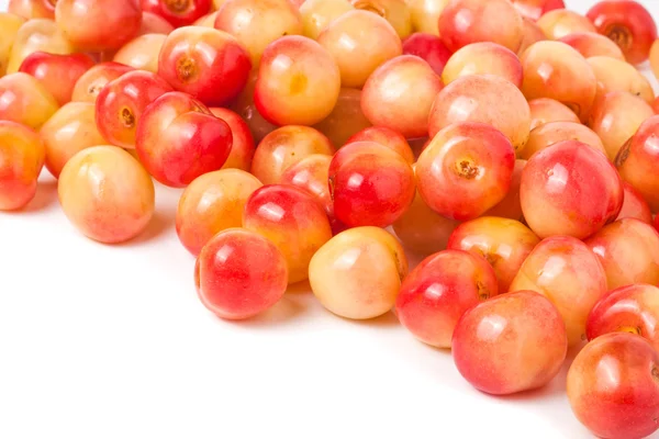 Cerejas amarelas isoladas sobre fundo branco — Fotografia de Stock