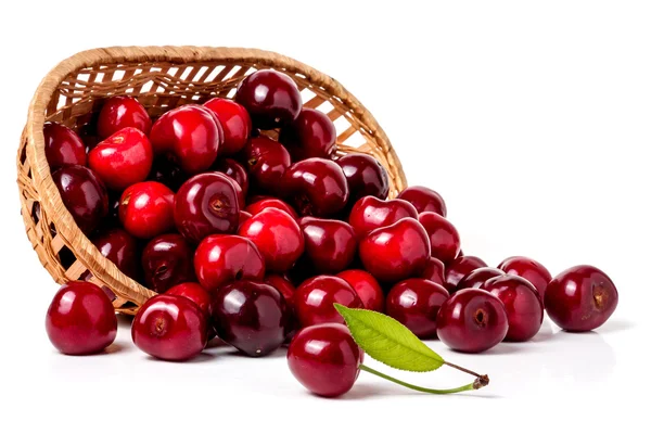 Cerises dans un panier en osier isolé sur fond blanc — Photo