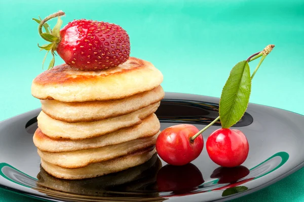 Krapfen auf Teller mit Erdbeeren und Süßkirschgrün Hintergrund — Stockfoto