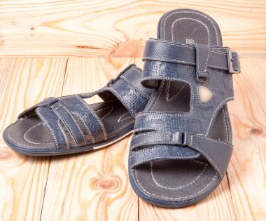 Mens yaz sandalet hafif ahşap arka plan üzerinde