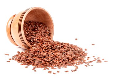 ahşap bir kasede beyaz arka plan üzerinde izole keten