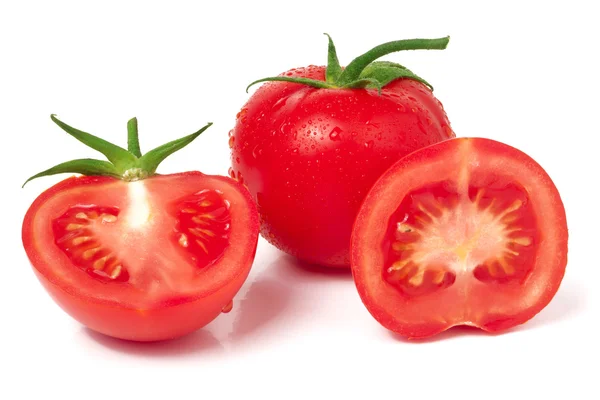 Tomate und die Hälfte mit Wassertropfen isoliert auf weißem Hintergrund — Stockfoto