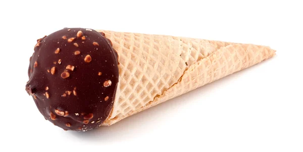 Мороженое рожок с шоколадом изолированы на белом фоне — стоковое фото