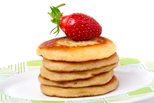 Krapfen auf einem Teller mit Erdbeeren isoliert weißen Hintergrund — Stockfoto