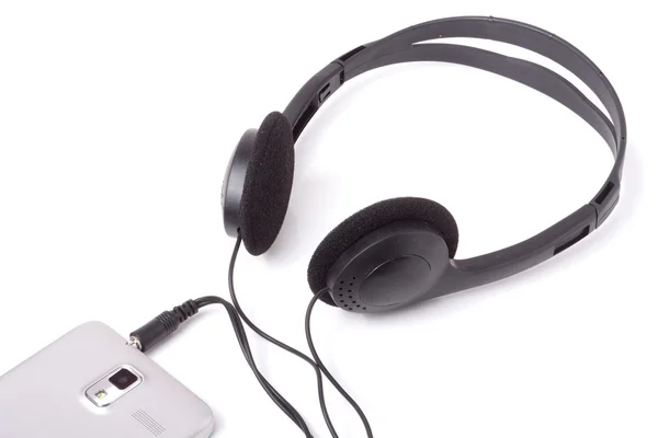 Beyaz arka plan üzerinde izole telefon ile siyah kulaklık — Stok fotoğraf