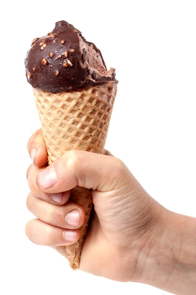 Детская рука держит откушенное мороженое изолировано на белом — стоковое фото