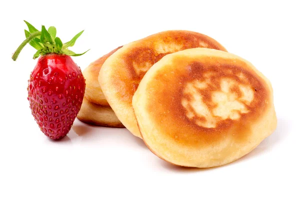 Frittelle con fragola isolata su sfondo bianco — Foto Stock