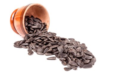 ayçiçeği tohumu beyaz arka plan üzerinde ahşap varil dışarı dökmek