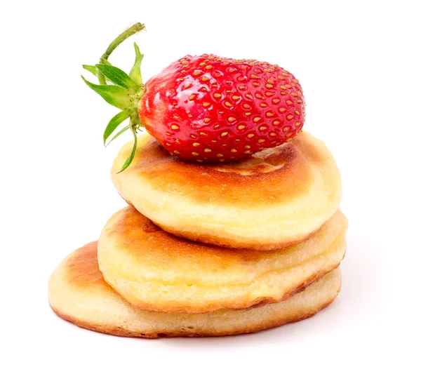 Hügel-Pfannkuchen mit Erdbeere isoliert auf weißem Hintergrund — Stockfoto