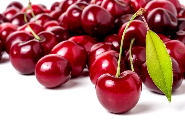 Red cherry s listy izolované na bílém pozadí — Stock fotografie