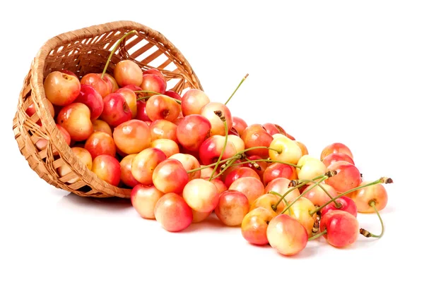 Cherry kuning dalam keranjang wicker Terisolasi pada latar belakang putih — Stok Foto