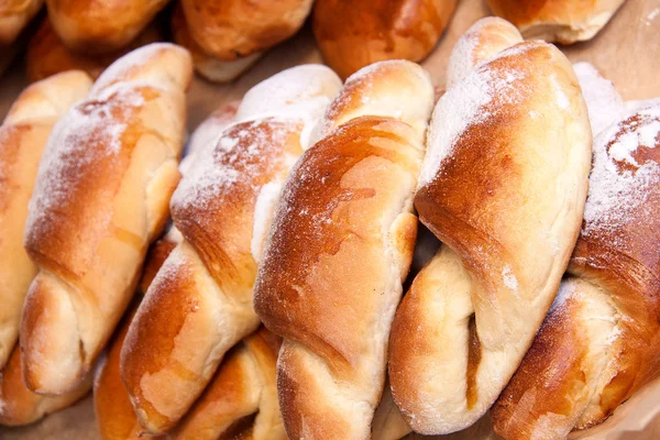 tezgahın üzerine pudra şekeri ile birçok buns