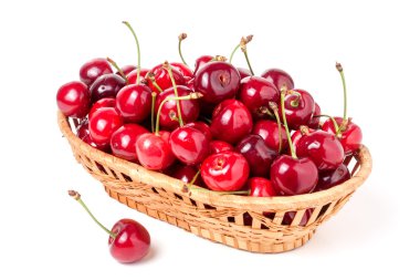 Beyaz arka planda izole edilmiş sepetteki kirazlar